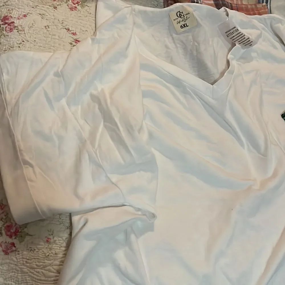 Ladies size 6 extra-large clothes - Picture 2 of 10